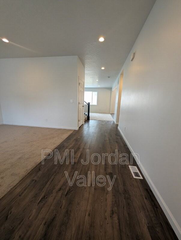 2123 N Wallflower Dr - Photo 3 of 35