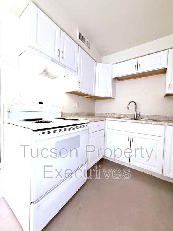 319 E Blacklidge Dr - Photo 2 of 14
