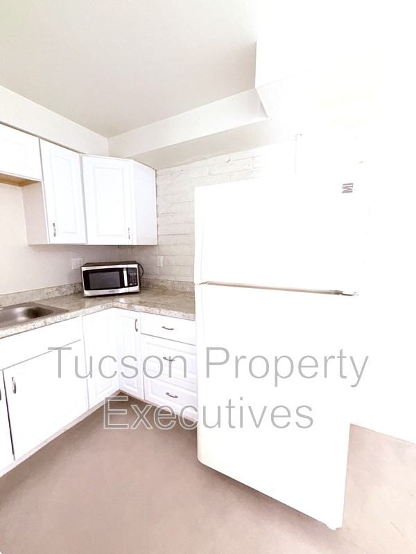 319 E Blacklidge Dr - Photo 4 of 14