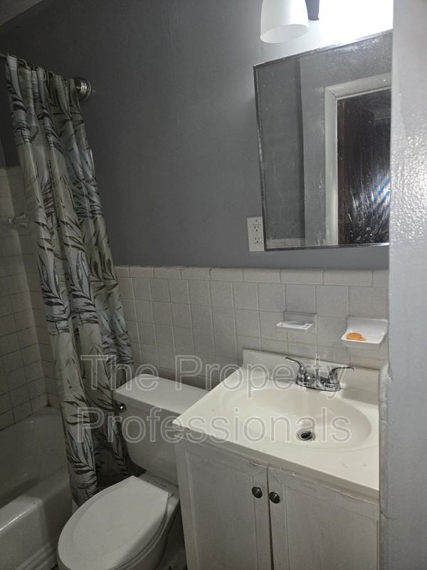501 Vanderbilt St #C - Photo 5 of 8