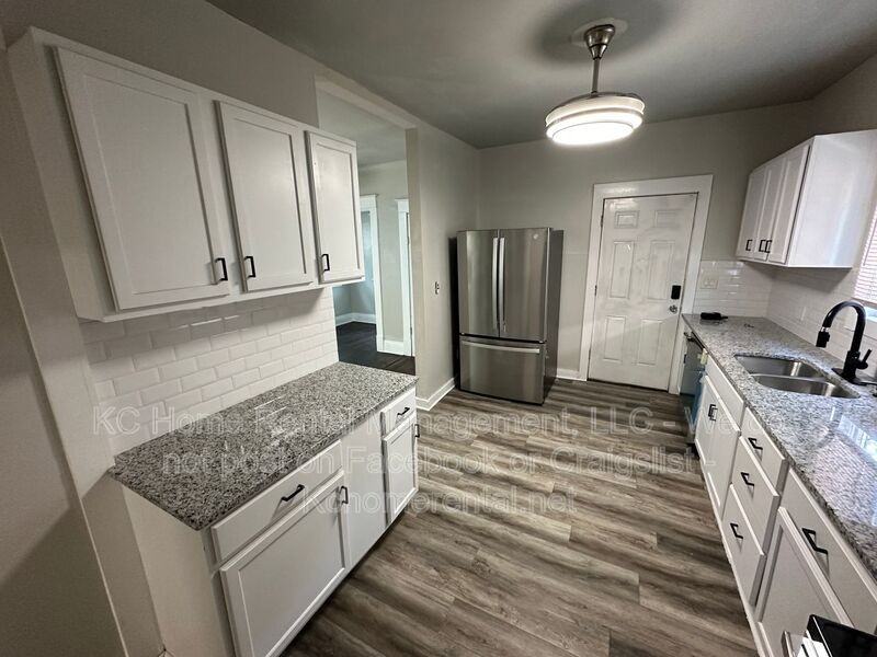 2724 Brooklyn Ave - Photo 6 of 47