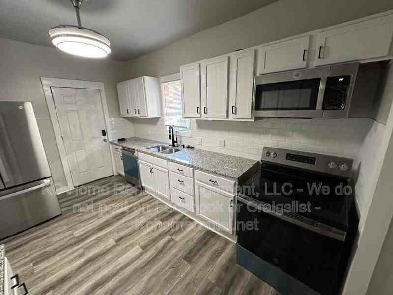 2724 Brooklyn Ave - Photo 7 of 47
