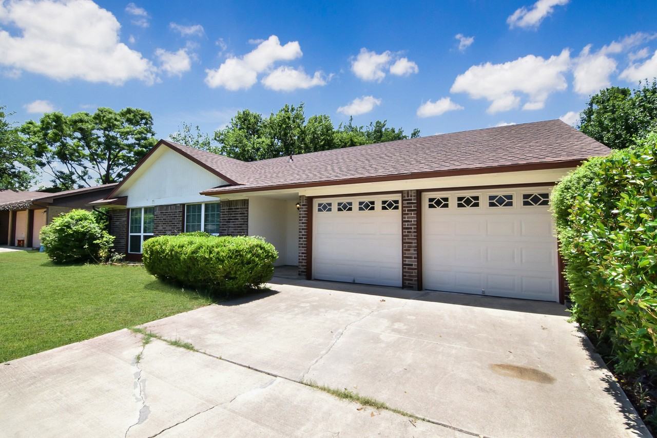 3105 Tallwood Dr - Photo 3 of 16