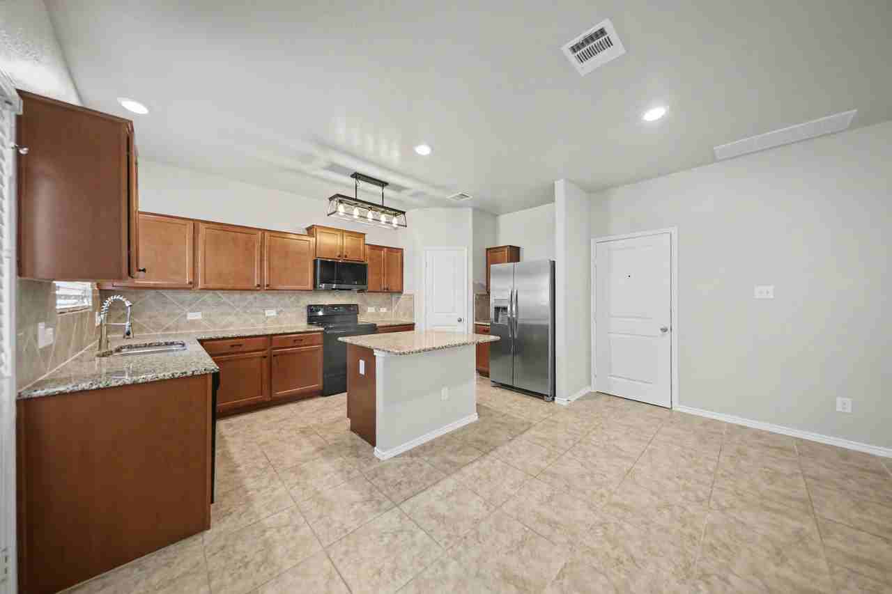 1100 Jackson Ln - Photo 4 of 23