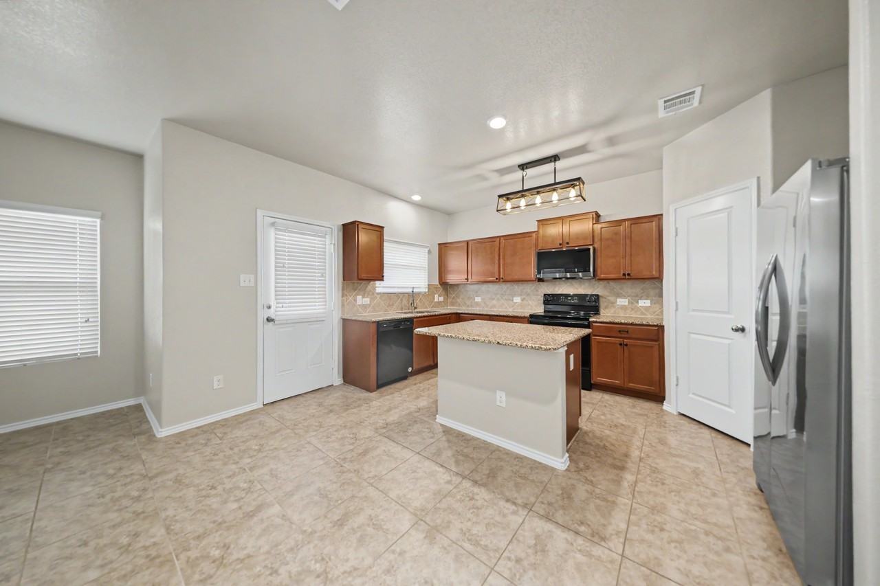 1100 Jackson Ln - Photo 5 of 23