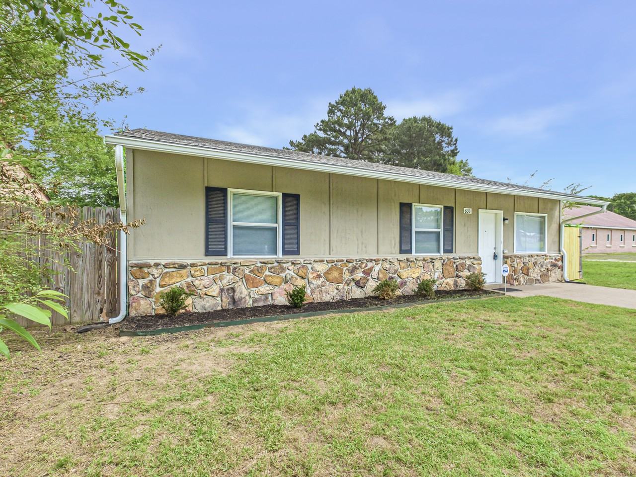 633 Smart St - Photo 3 of 19