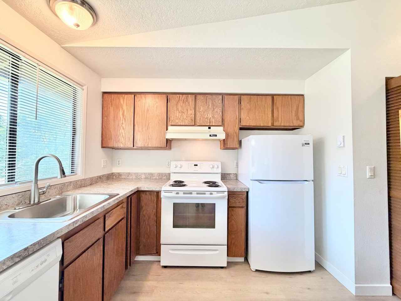 7060 Montauk Cir - Photo 4 of 24