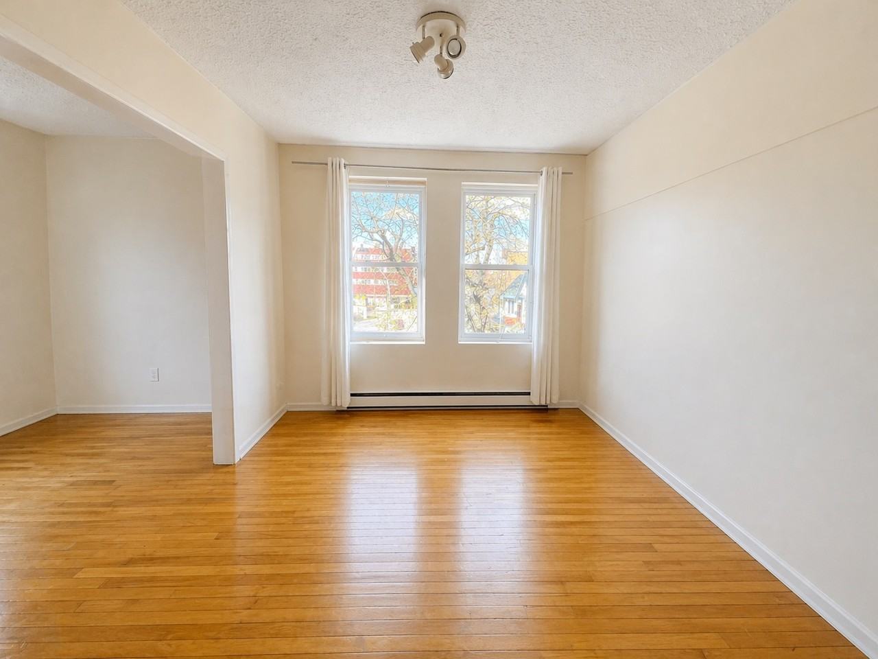 5852 Rue Sherbrooke Ouest #4 - Photo 2 of 8