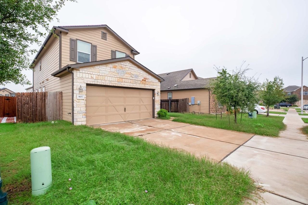 907 Solitude Dr - Photo 2 of 28