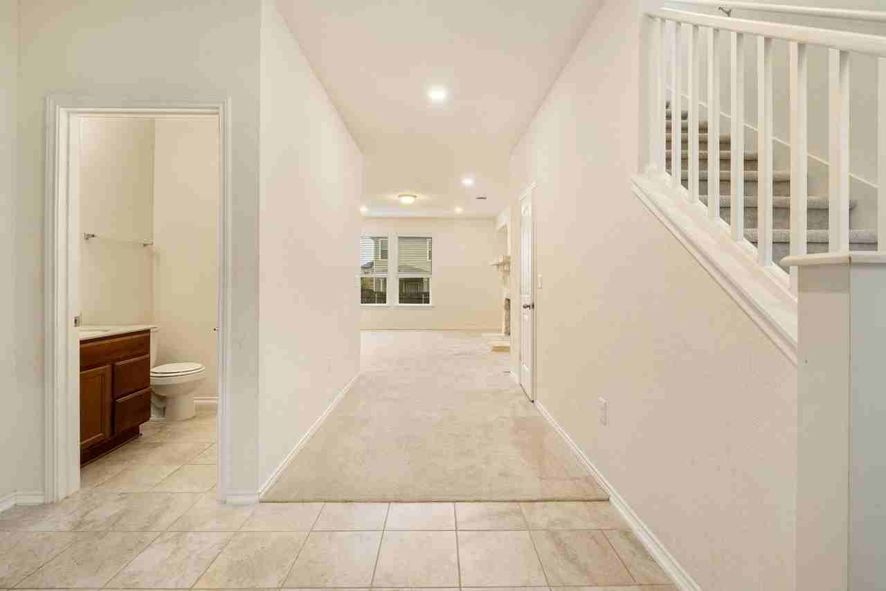 907 Solitude Dr - Photo 4 of 28