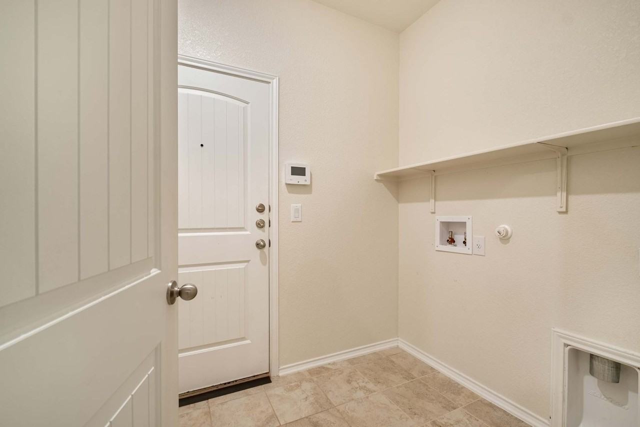 907 Solitude Dr - Photo 5 of 28