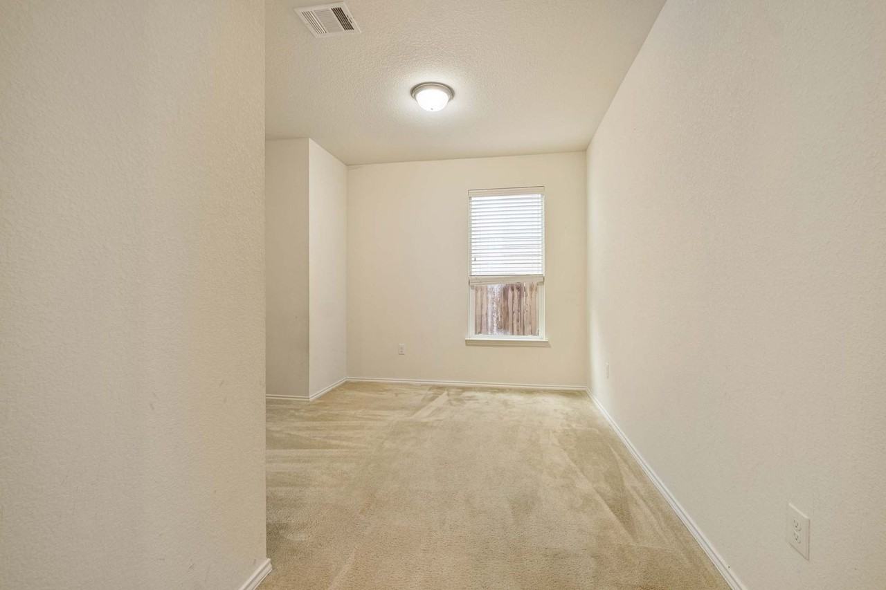 907 Solitude Dr - Photo 6 of 28