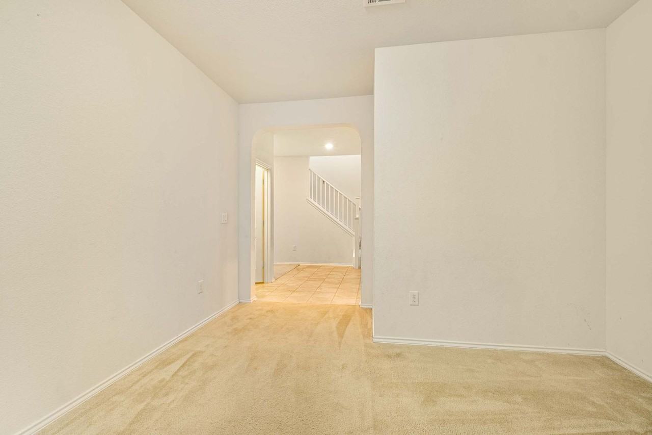 907 Solitude Dr - Photo 7 of 28