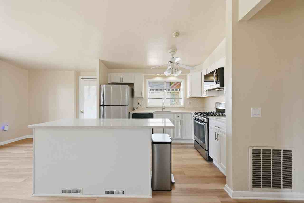 512 Dennis Ave - Photo 3 of 21
