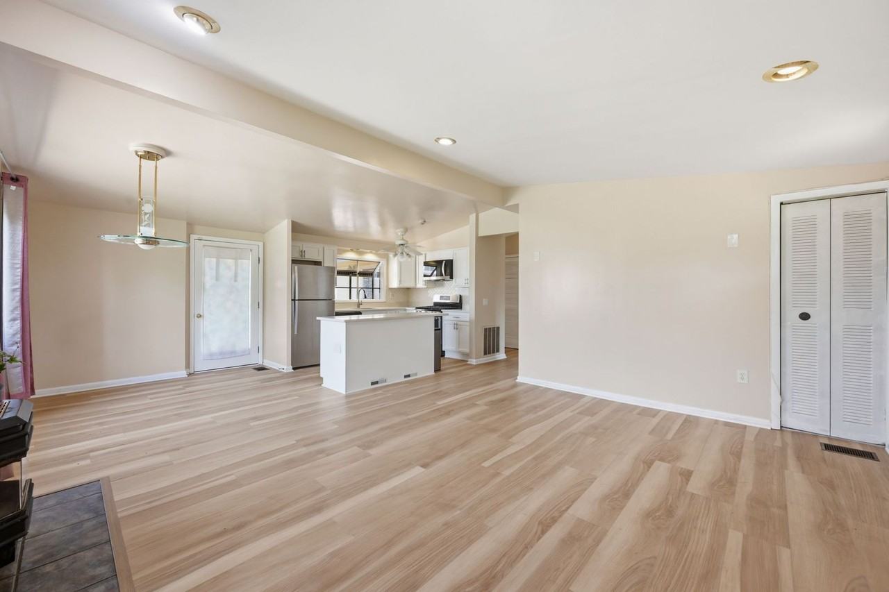 512 Dennis Ave - Photo 4 of 21
