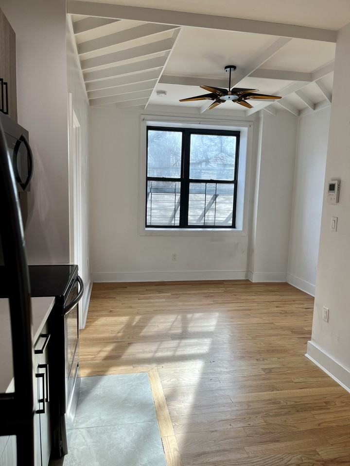 930 Dekalb Ave #2 - Photo 3 of 9