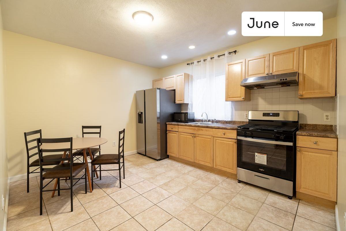 277 Paris St - Photo 4 of 23