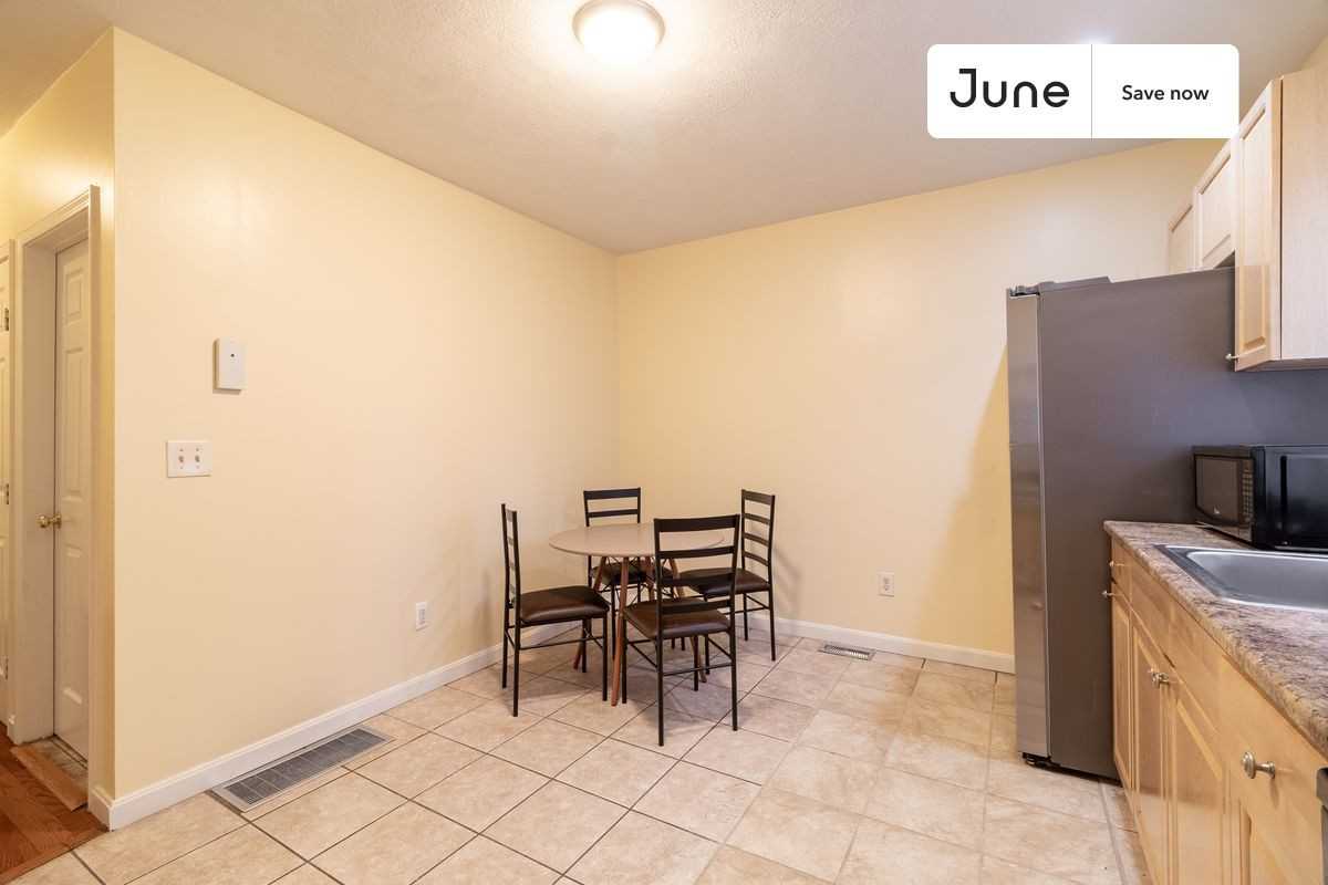 277 Paris St - Photo 5 of 23