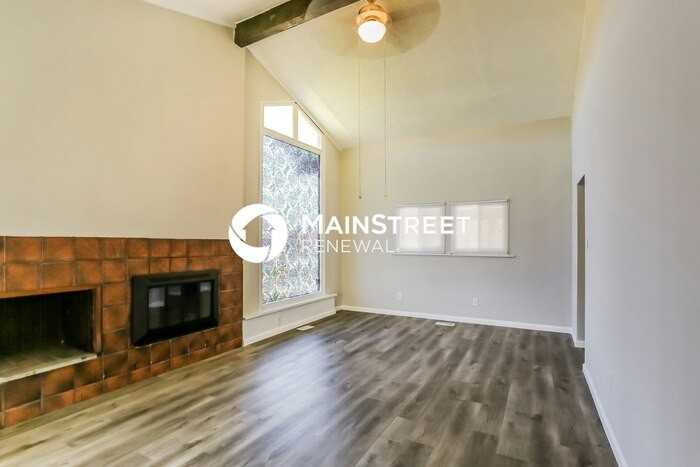 2475 Lawndale Ave - Photo 4 of 16