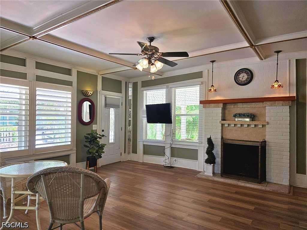 2579 2nd St - Photo 5 of 29