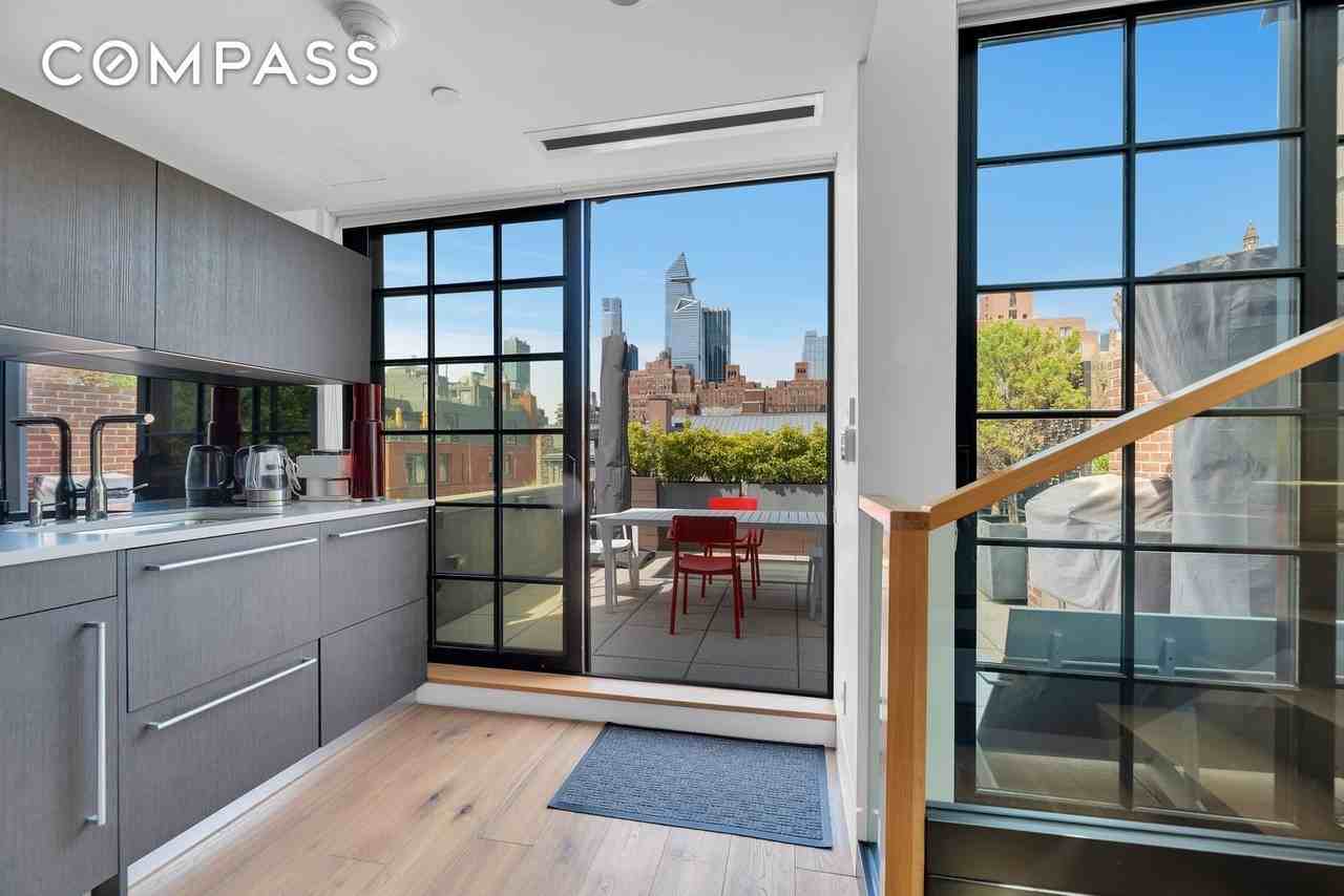 440 W 20th St #TH - Photo 5 of 23