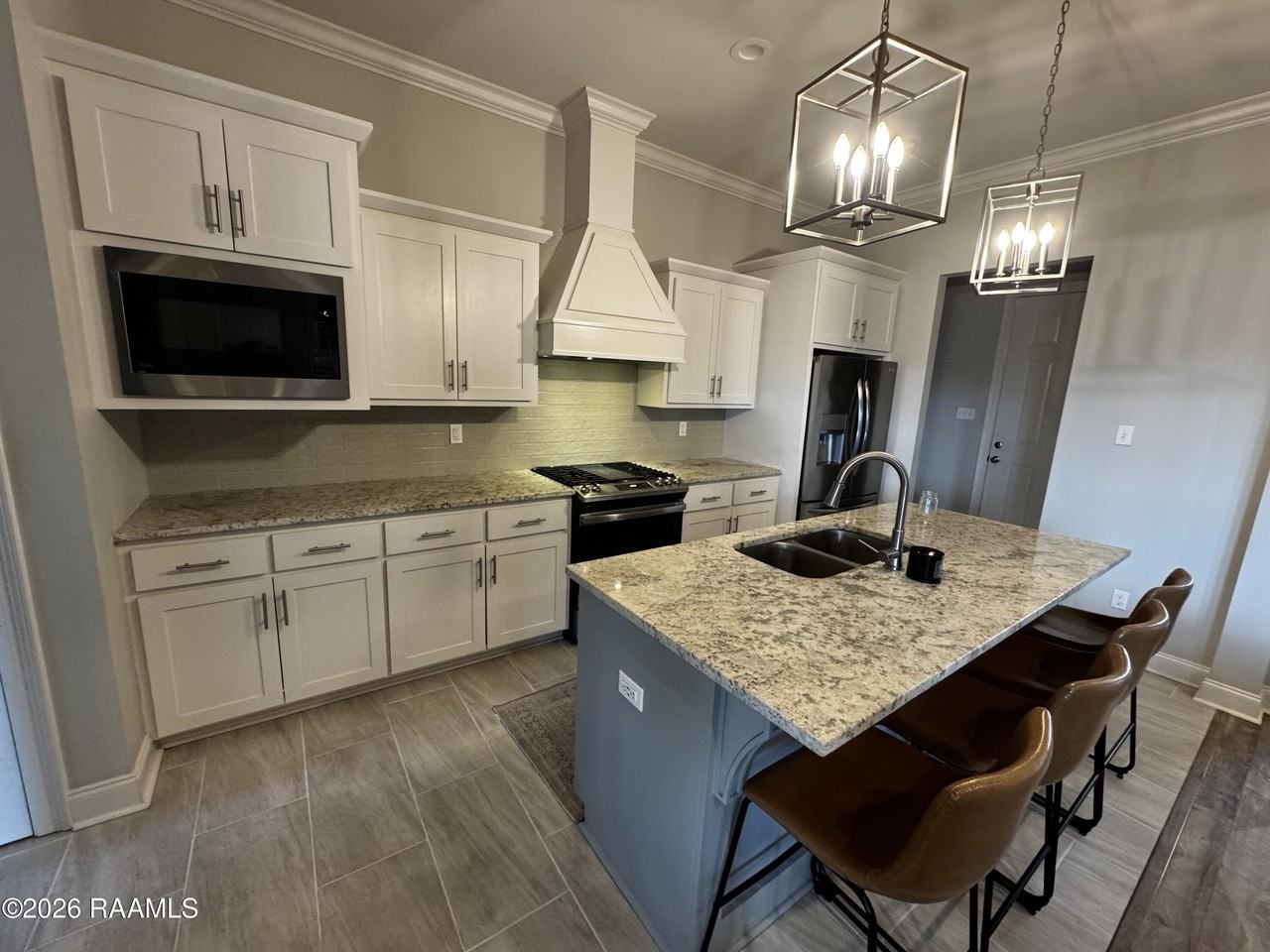 200 Tennyson Dr - Photo 6 of 31