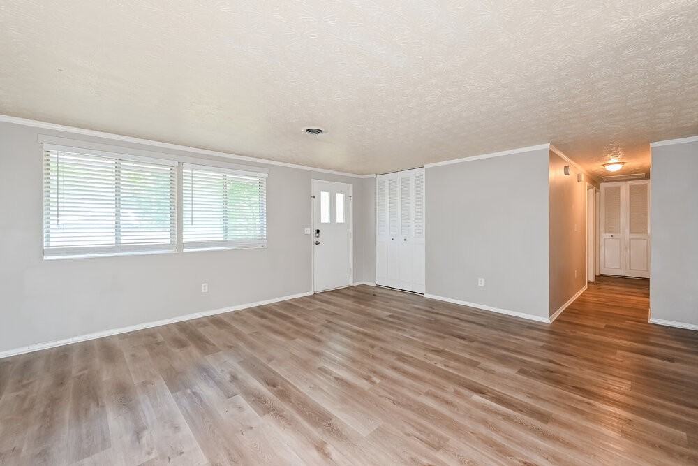 1860 Suwanee Ridge Ct - Photo 4 of 16