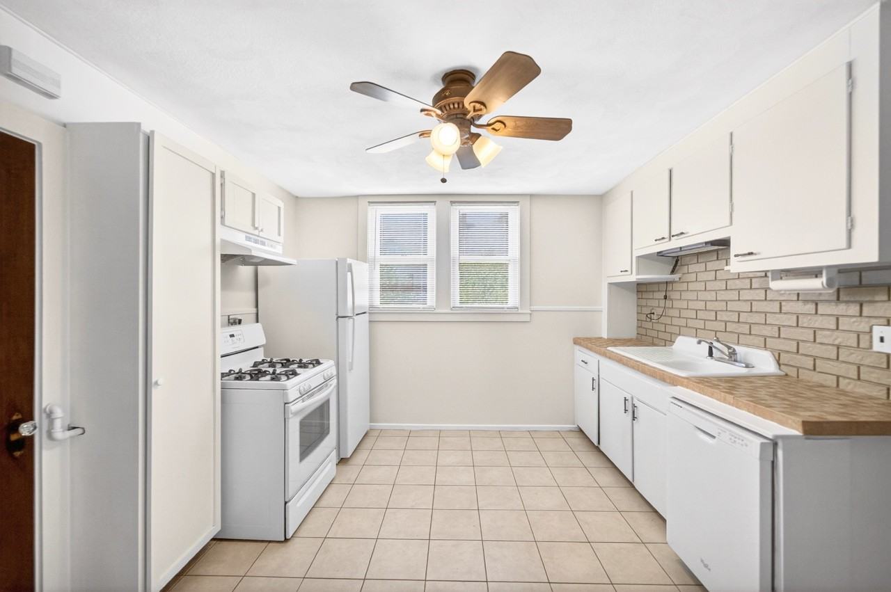565 Academy Ave - Photo 2 of 11