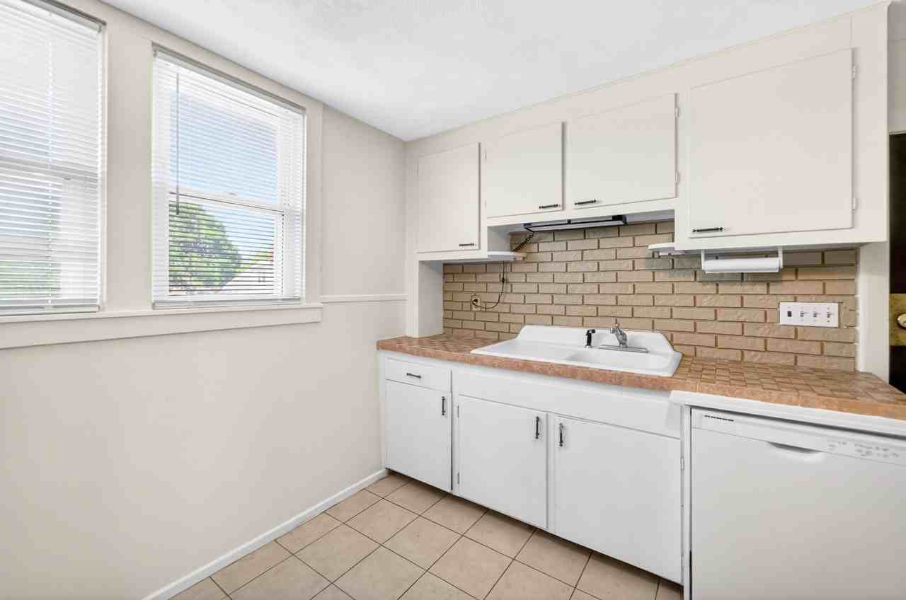 565 Academy Ave - Photo 3 of 11
