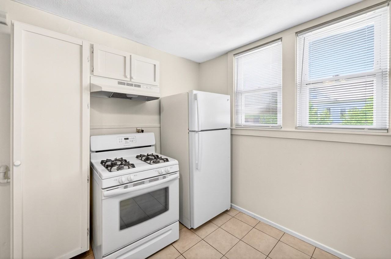 565 Academy Ave - Photo 4 of 11