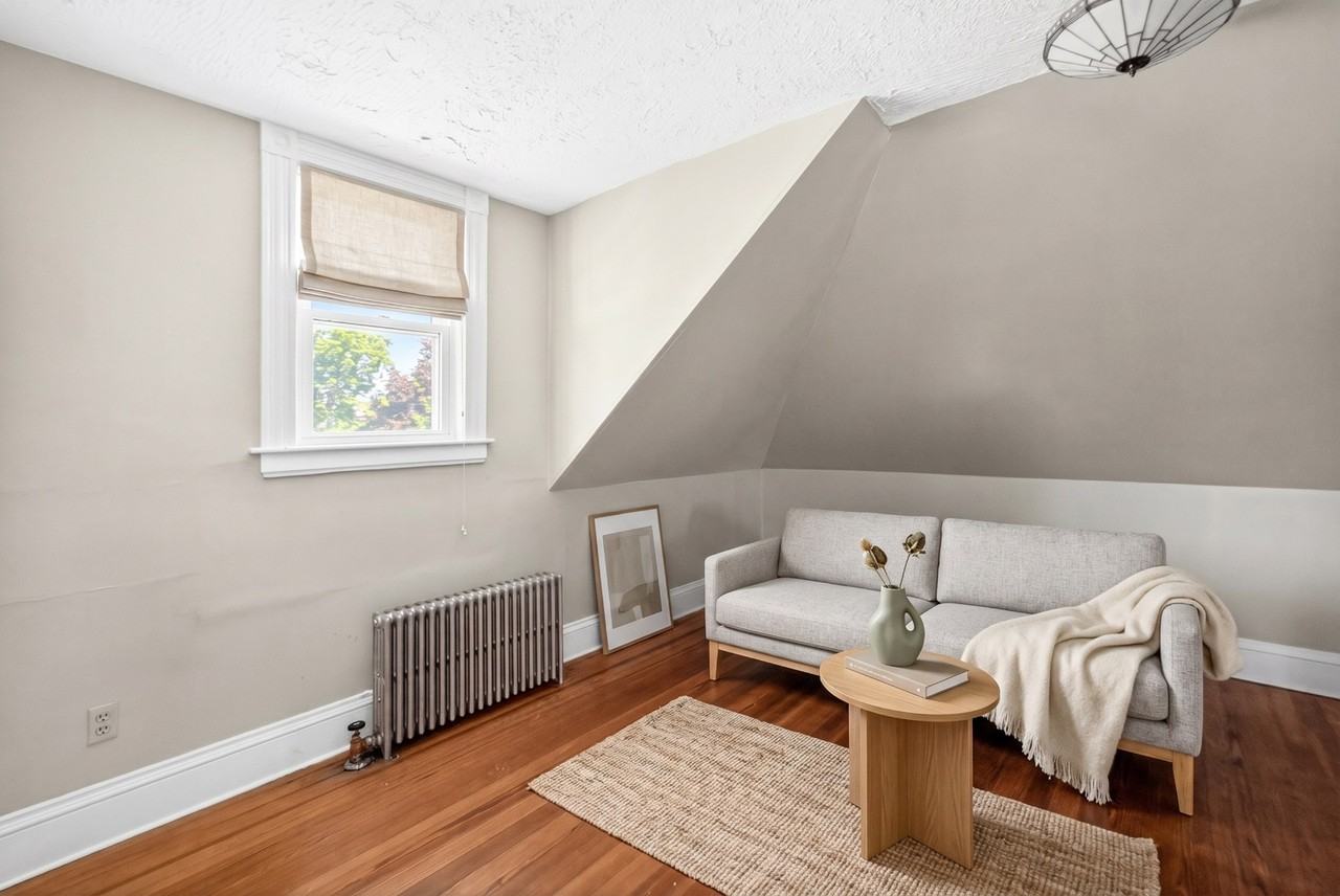 565 Academy Ave - Photo 5 of 11