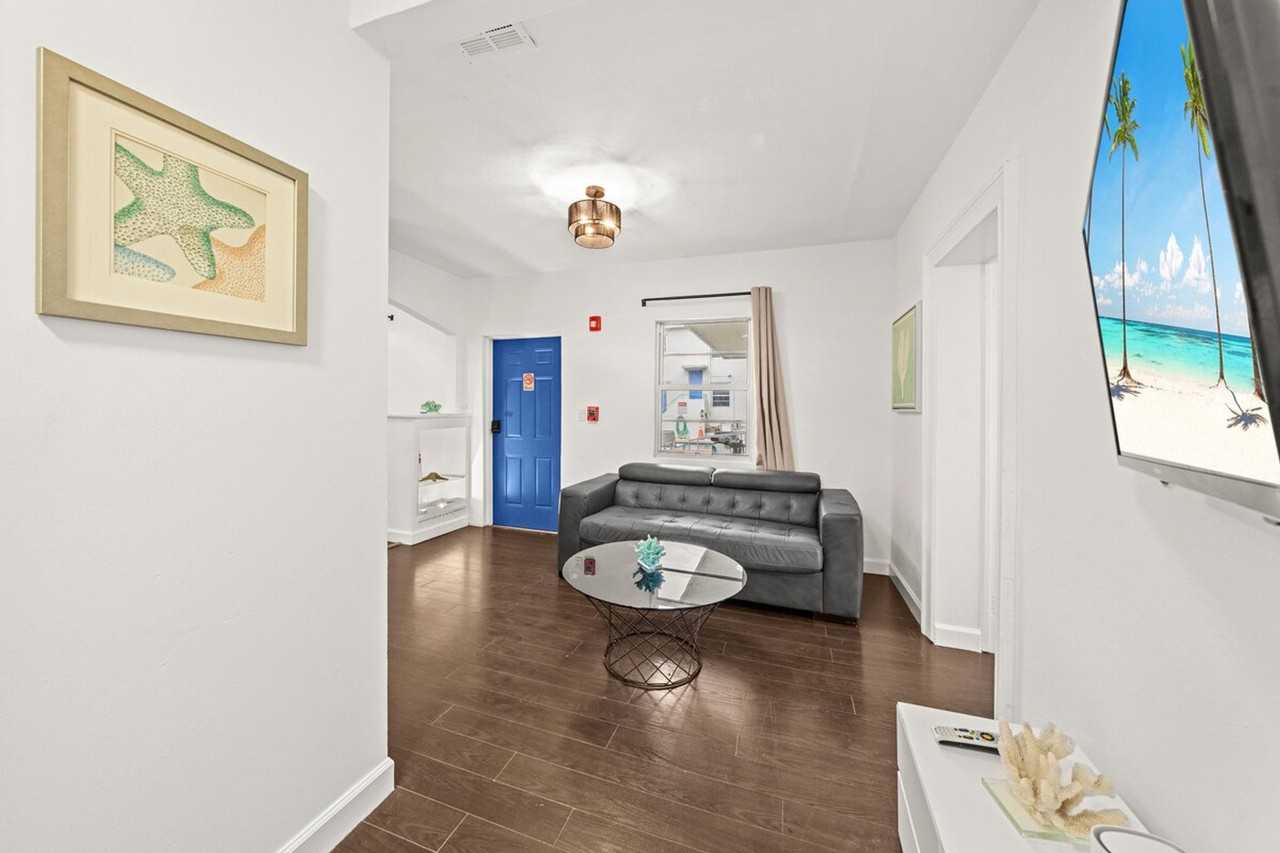 937 Lenox Ave #1540485P - Photo 4 of 18