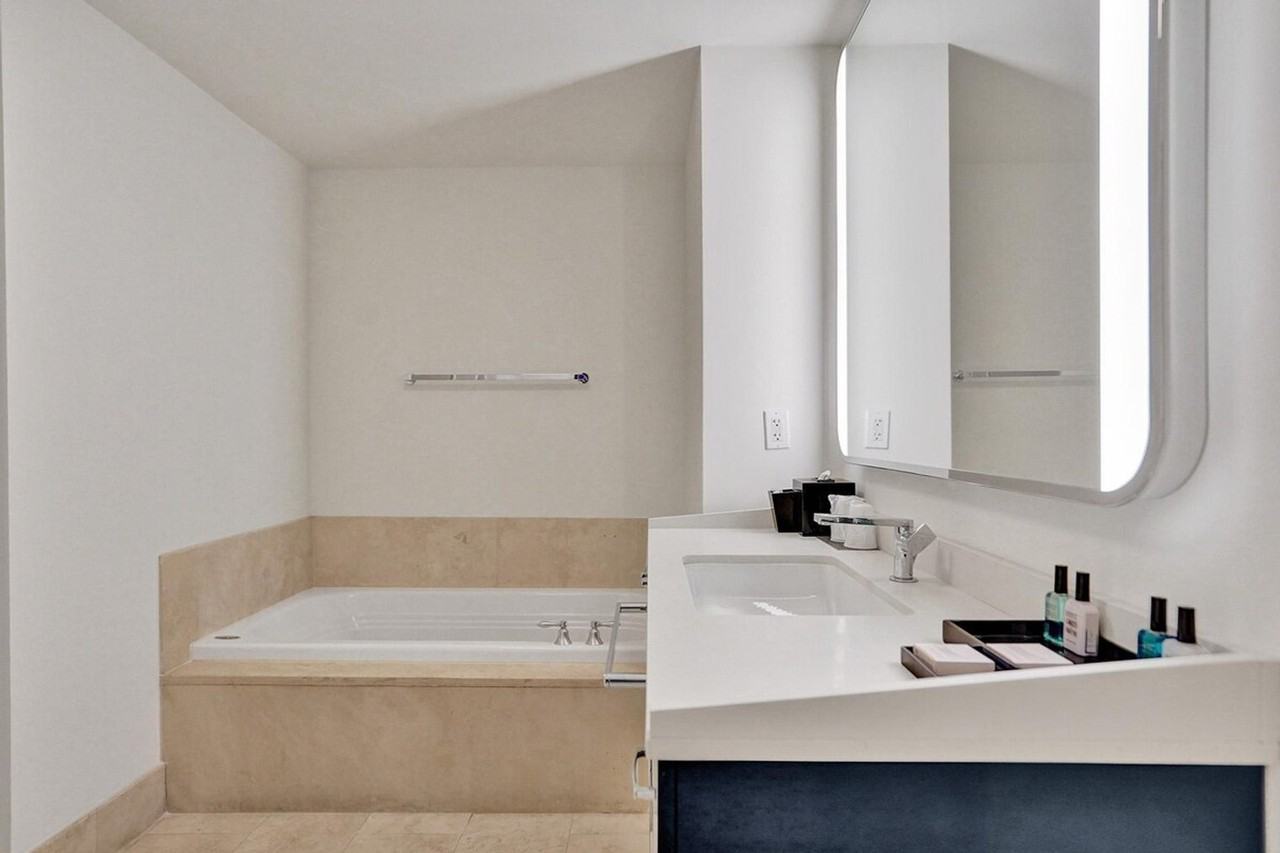 4360 Collins Ave #1540467P - Photo 6 of 16