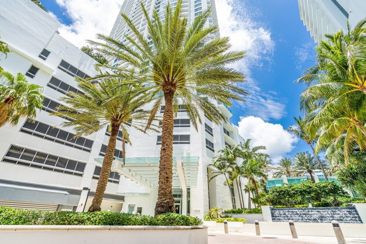4360 Collins Ave #1540467P - Photo 7 of 16