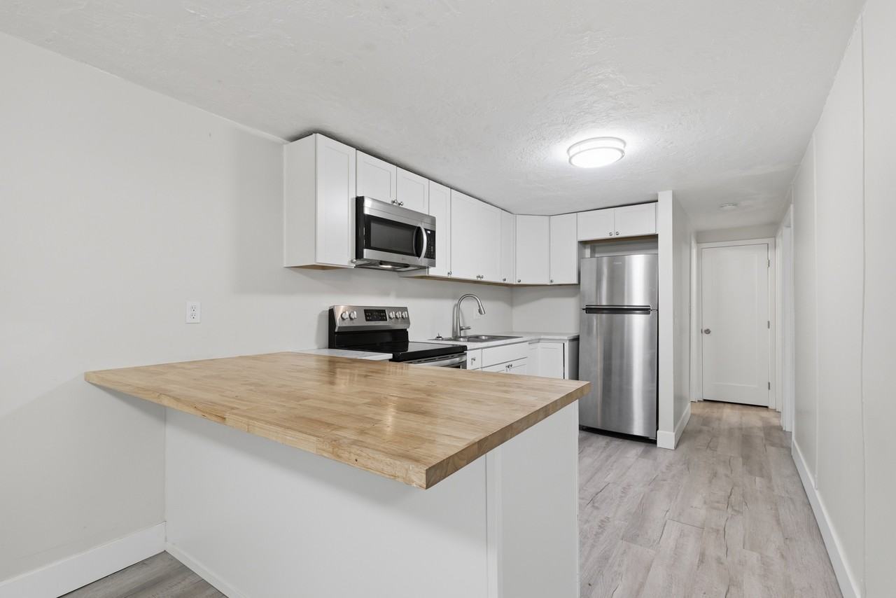 831 W Lennox St - Photo 2 of 26
