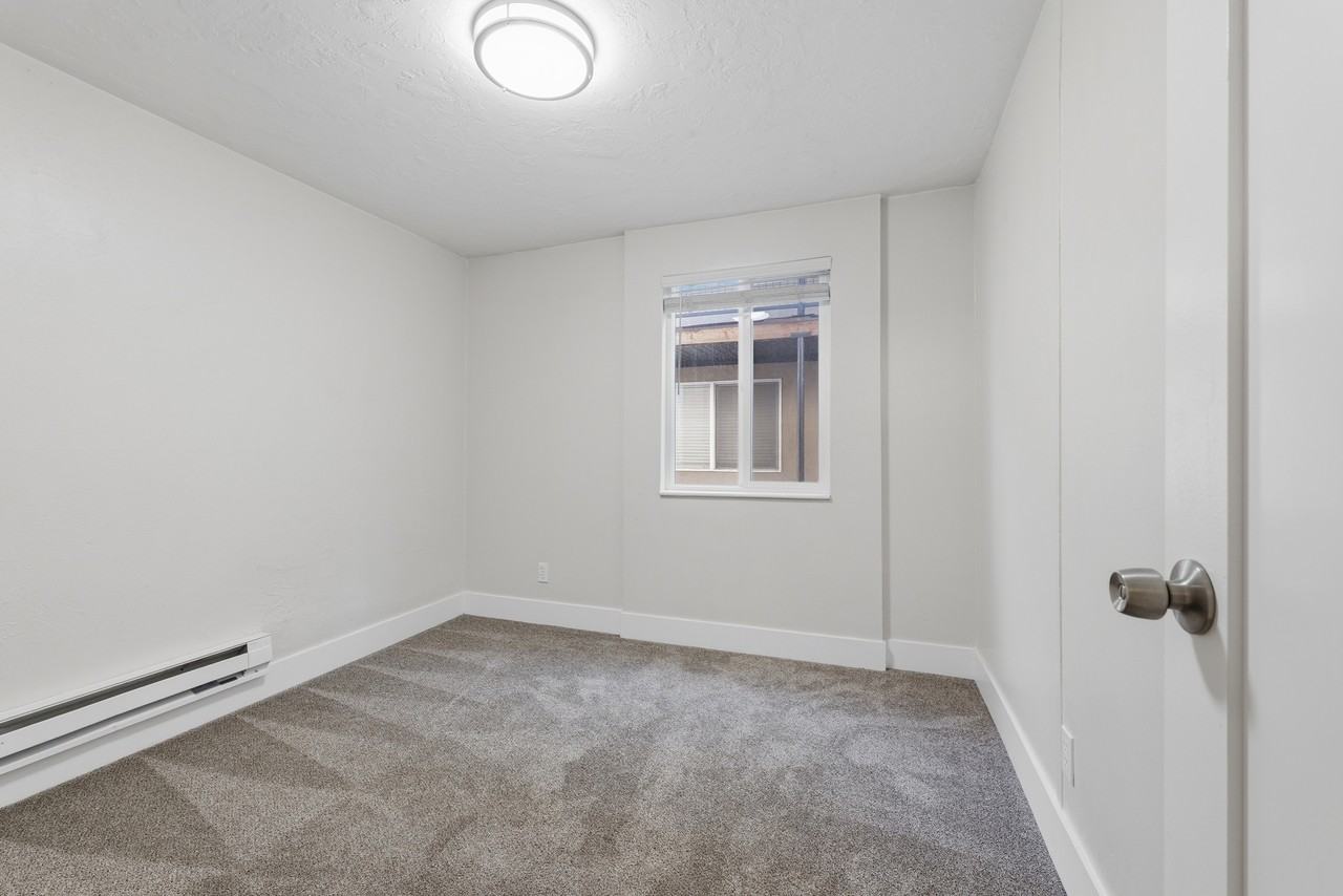 831 W Lennox St - Photo 4 of 26