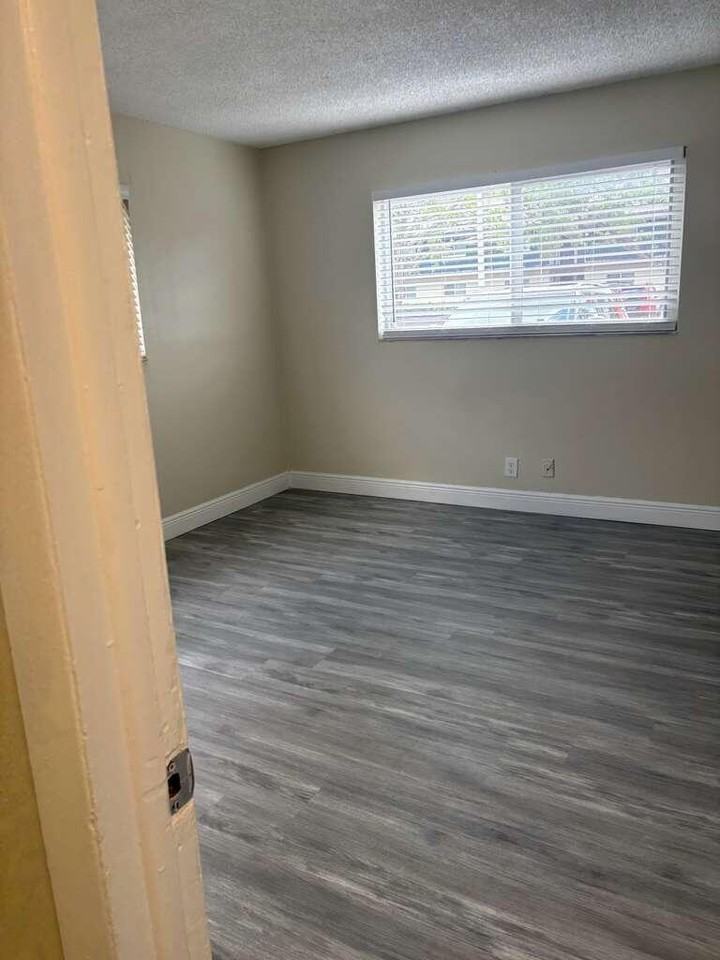 5811 Northwest 17th Place #H - Photo 3 of 5