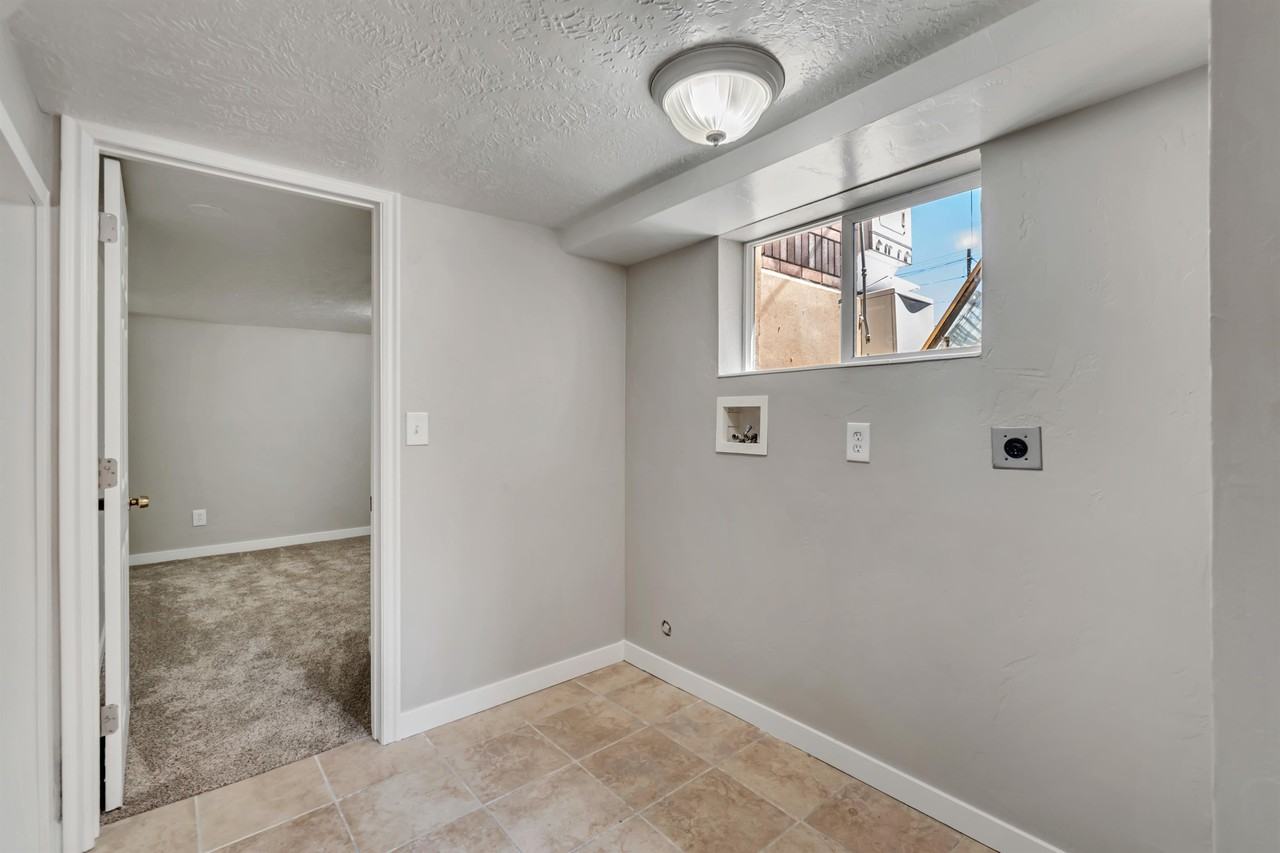 636 N Main St #B - Photo 6 of 18