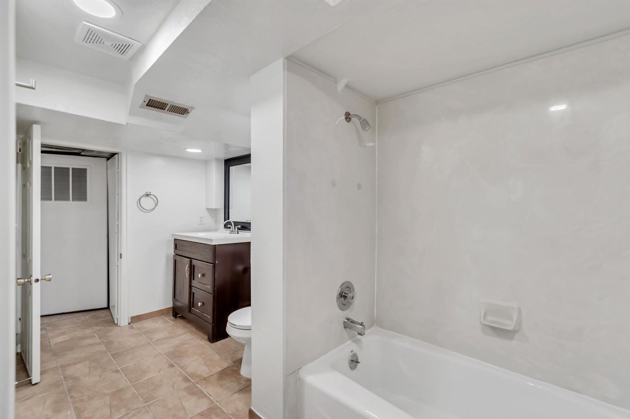 636 N Main St #B - Photo 4 of 18