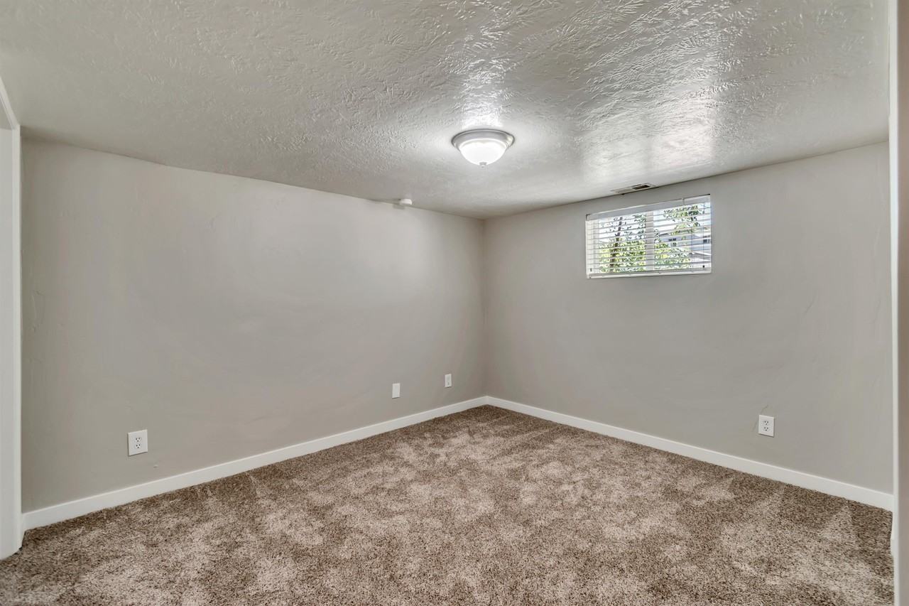 636 N Main St #B - Photo 5 of 18