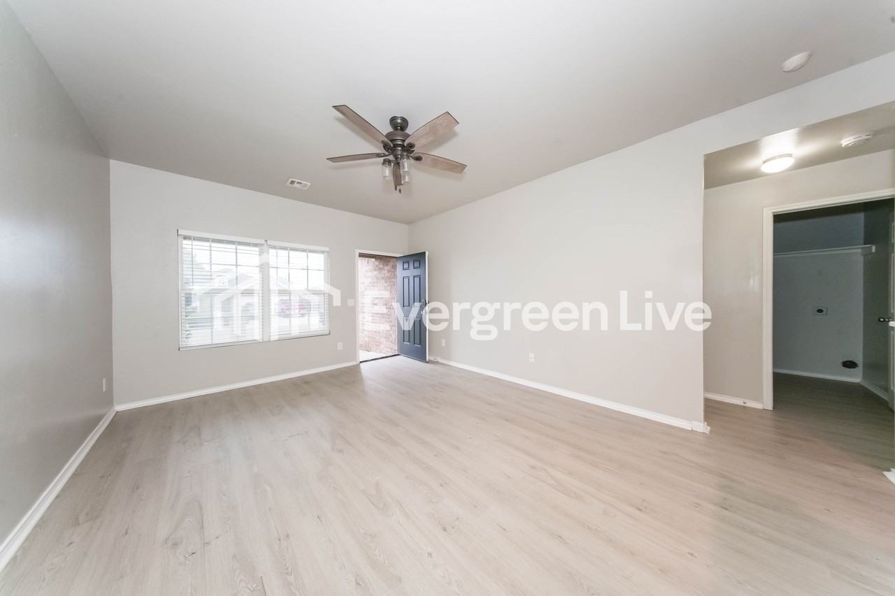 9601 Evie Dr - Photo 4 of 16
