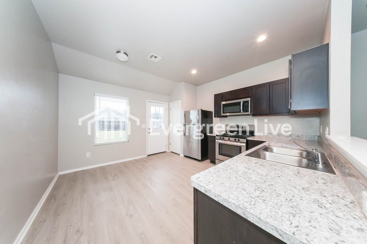 9601 Evie Dr - Photo 5 of 16