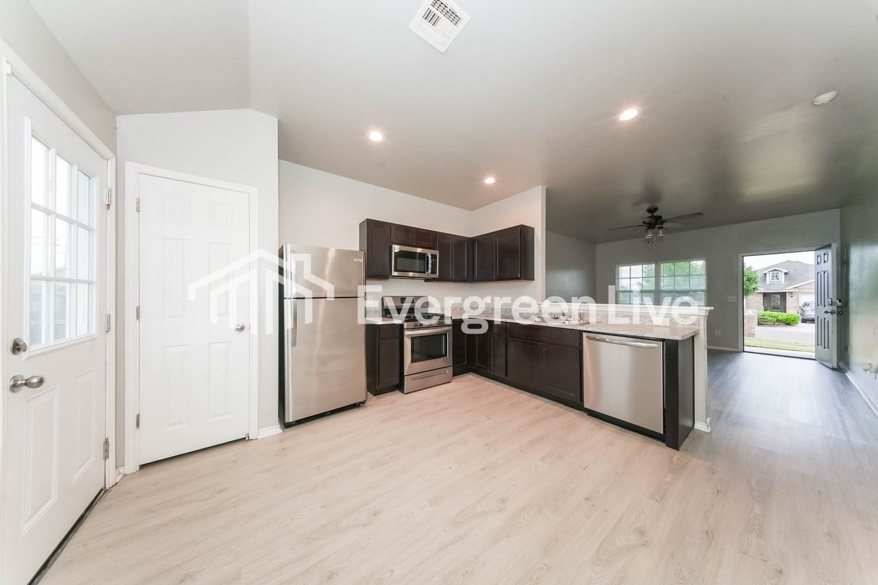 9601 Evie Dr - Photo 6 of 16