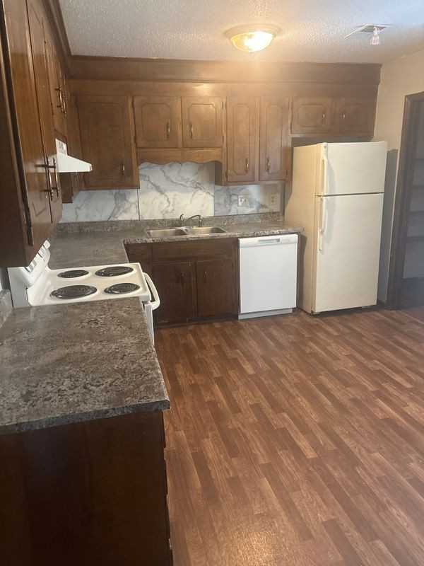 1313 Hampton Dr - Photo 3 of 4