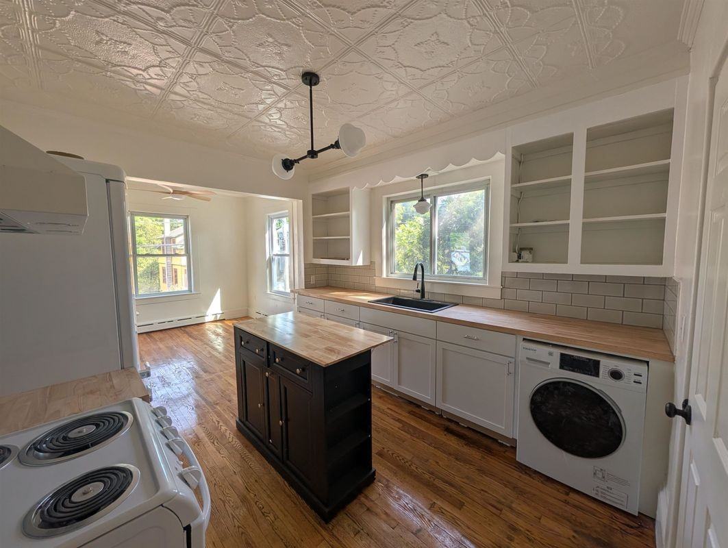 180 Highland St - Photo 5 of 34