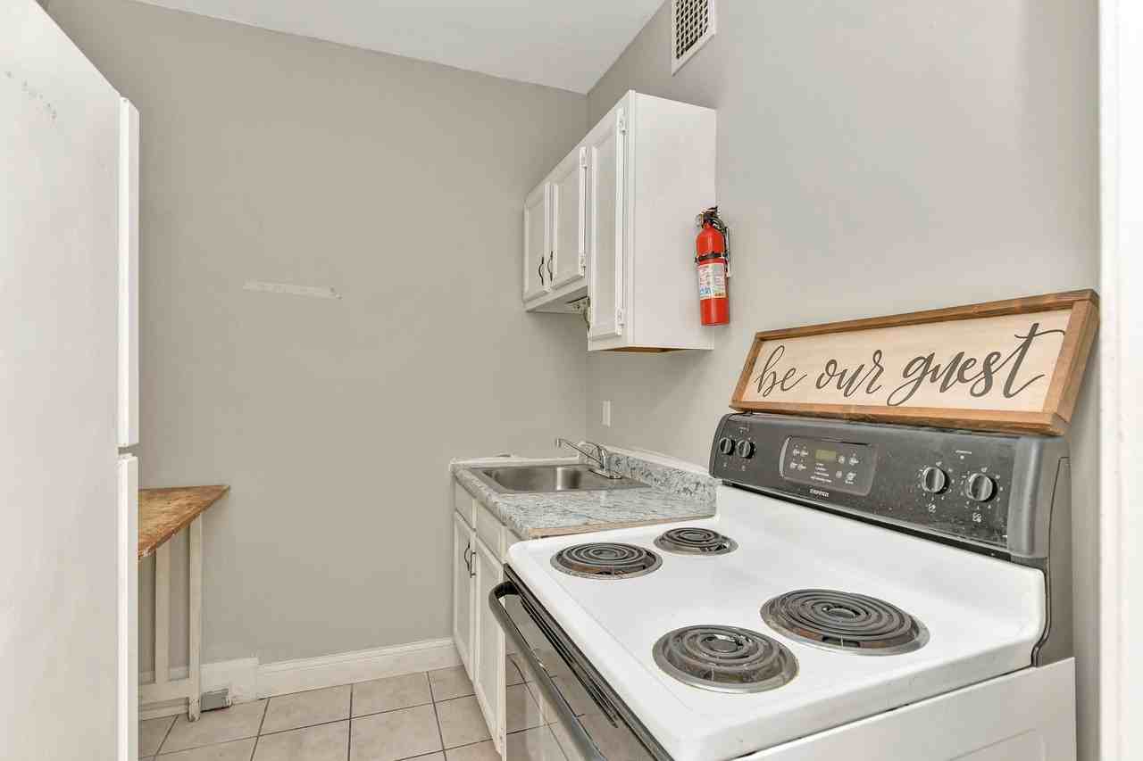 Historical Apartments l Oak St - Photo 6 of 18