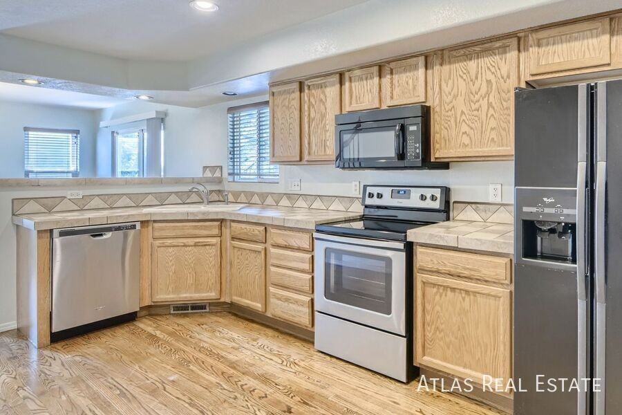 715 Ridgebury Pl - Photo 2 of 16