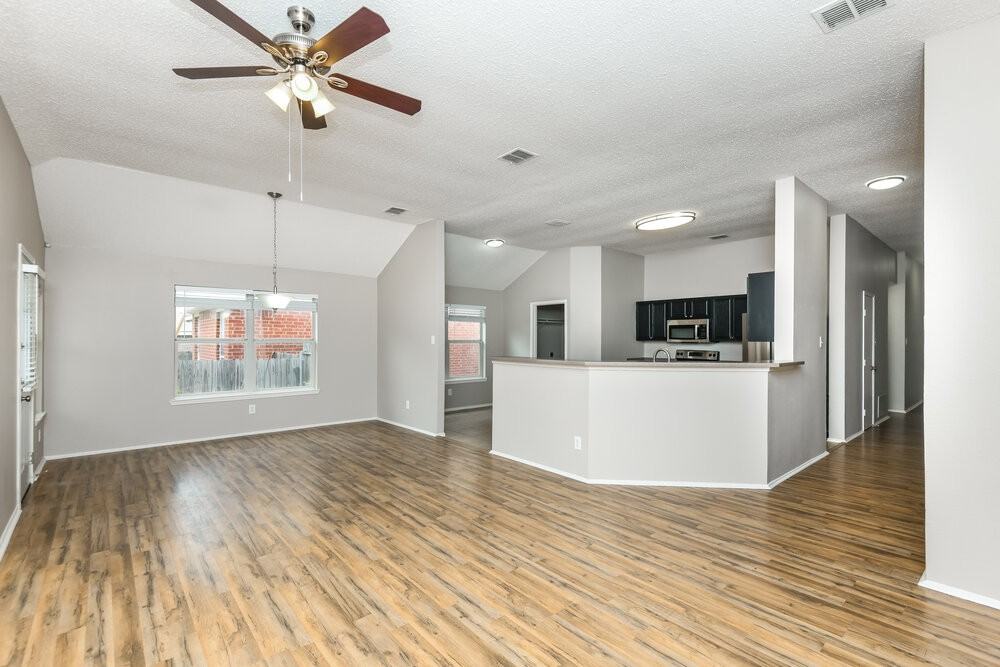 10813 Briaroaks Dr - Photo 3 of 16
