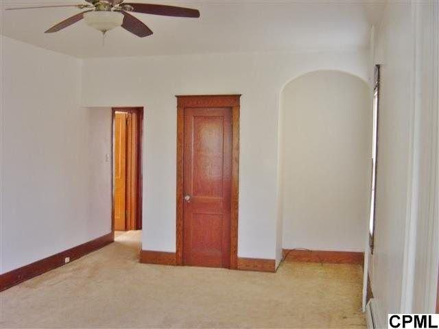 613 N Chestnut St - Photo 3 of 7