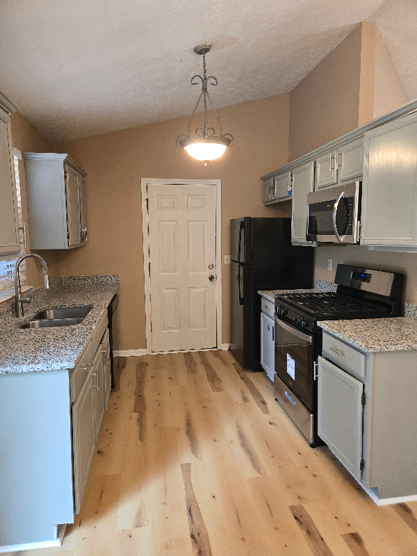 6090 Emerald Pointe Cir - Photo 4 of 10